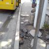 столбы и урна закрывают проход к основной площадке 