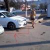 стихийная парковка расположена прямо посреди тротуара