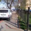 люди вынуждены идти прямо по дороге из-за отсутствия тротуара и припаркованным там автомобилей