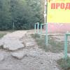 Угол дома Ростовская, 1уч1 - аварийное место (и впереди выше тоже нет куска слева, а позади тоже высокий бордюр)