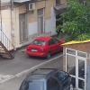 красное авто на тротуаре во дворе д.22/2 
