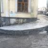 Внимательно изучите фотографию и посмотрите какой высокий бордюр.