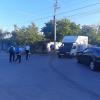 оптимально сделать пешеходный переход в данном месте, от места фотографирования до тротуара у световой опоры (столба), по диагонали
