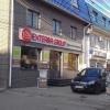 Рекламные тумбы на площадке перед магазином.