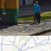 Смотрим ширину тротуара,по которому идут люди