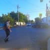 Выход со дворов многоэтажных домов, тротуар справа