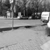 Справа понижение установленного бордюра,  по месту расположения остановки гор.транспорта.