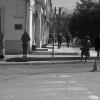 Слева люди стоят на остановке, ждут автобус,  справа пешеходы прыгают через бордюр, в том месте, где должно быть его понижение 