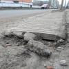 Зачем убирать пеньки спиленных деревьев на пути тротуара, если можно просто их обогнуть.